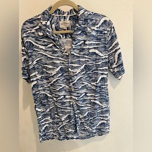 Quicksilver Waterman Button Up Mens Shirt with pocket waves print size small